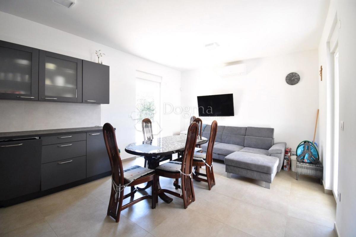 Valdebek - stanovanje v pritličju s teraso 55m2