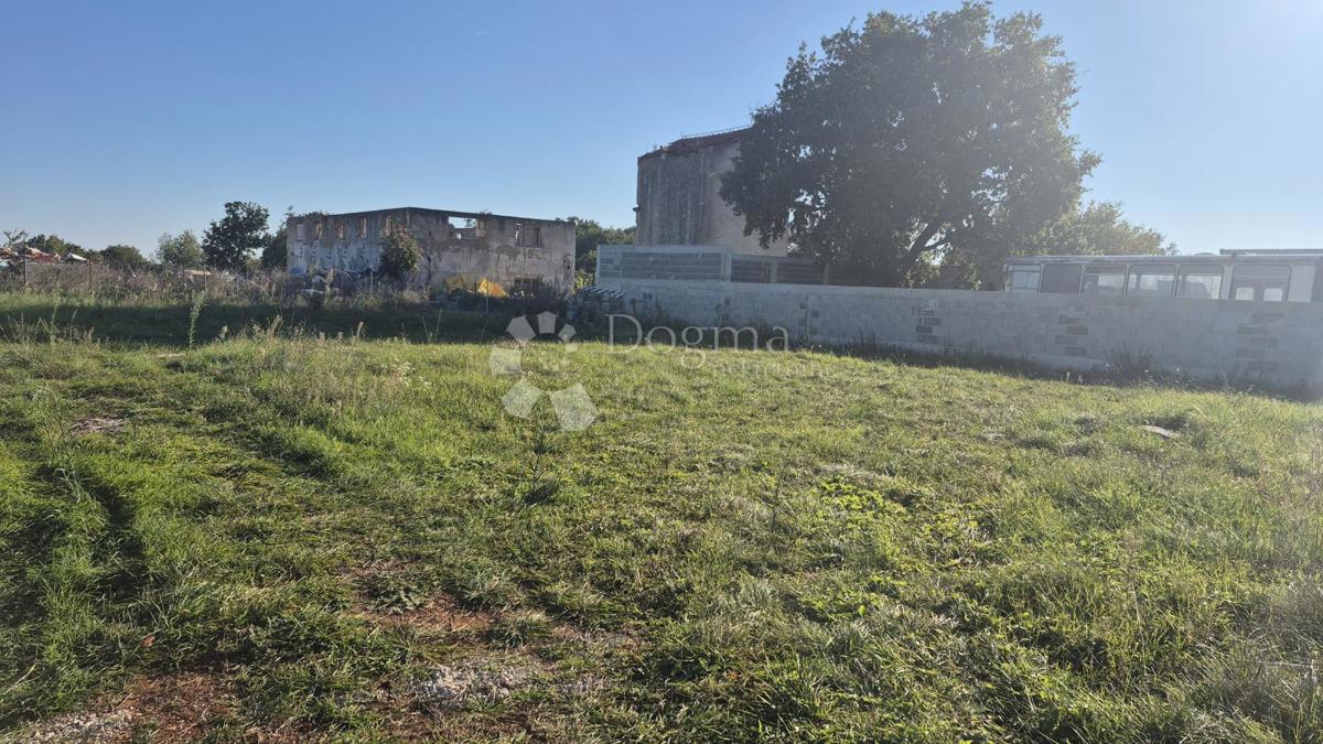 Stavbno zemljišče 474 m2 v industrijski coni v Marčani