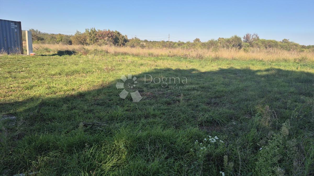 Stavbno zemljišče 474 m2 v industrijski coni v Marčani