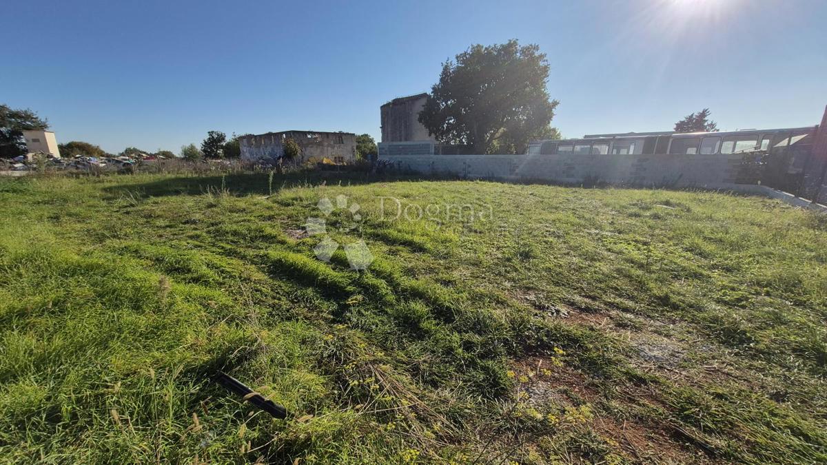 Stavbno zemljišče 474 m2 v industrijski coni v Marčani