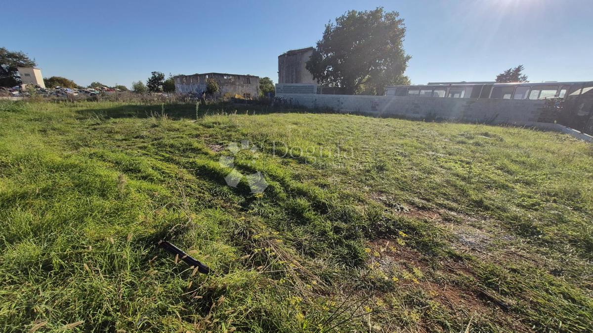 Stavbno zemljišče 474 m2 v industrijski coni v Marčani