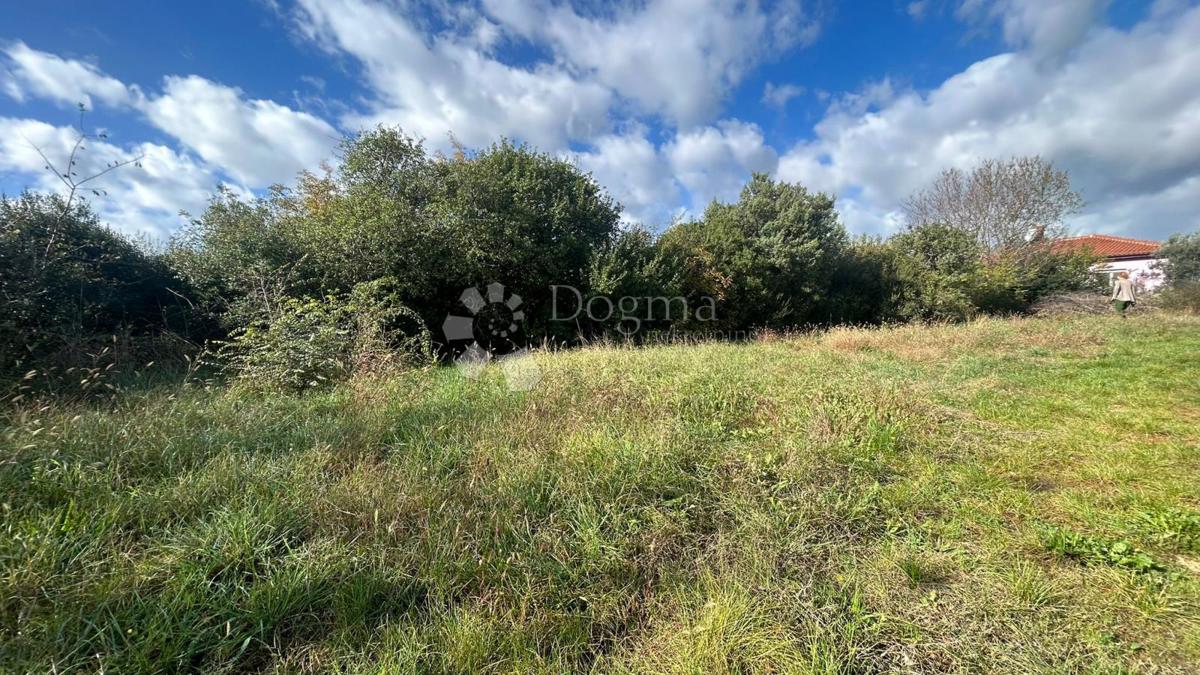 Zazidljivo zemljišče Šikići, Pula, 579m2