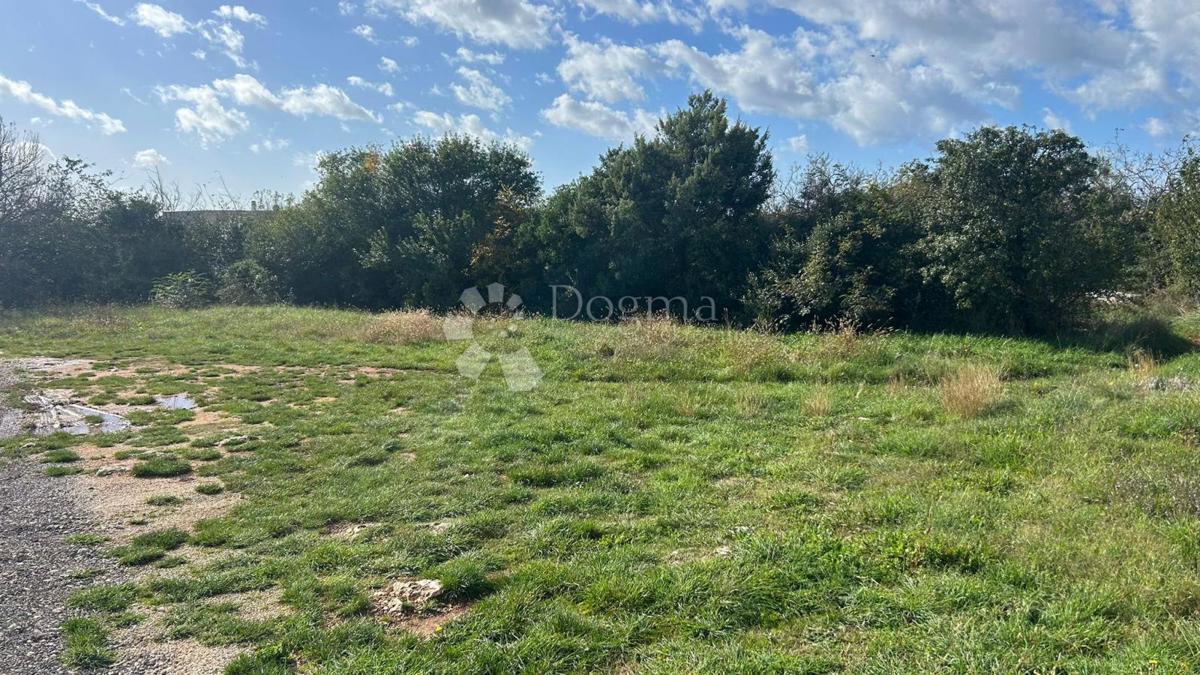 Zazidljivo zemljišče Šikići, Pula, 579m2