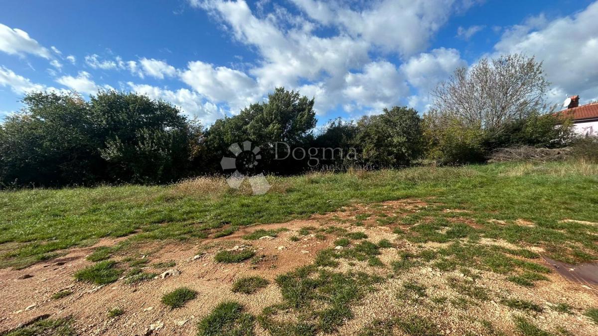 Zazidljivo zemljišče Šikići, Pula, 579m2