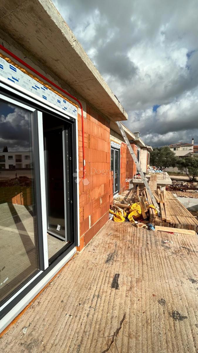 NOVOZGRAJENA POL-SAMOSTOJNA VILA V BLIZINI POREČA