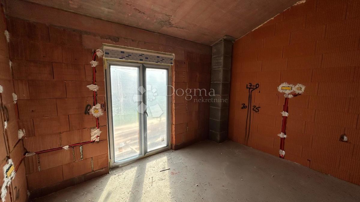 NOVOZGRAJENA POL-SAMOSTOJNA VILA V BLIZINI POREČA