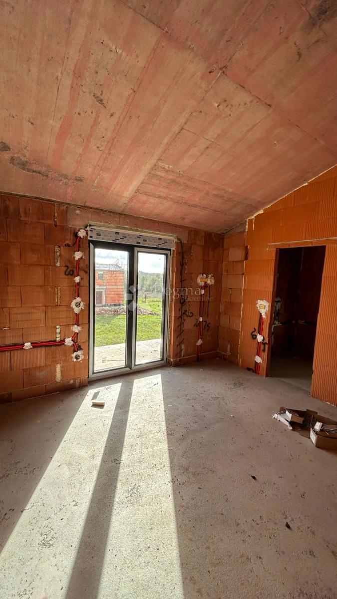 NOVOZGRAJENA POL-SAMOSTOJNA VILA V BLIZINI POREČA