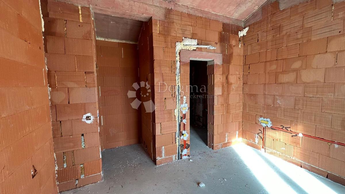 NOVOZGRAJENA POL-SAMOSTOJNA VILA V BLIZINI POREČA