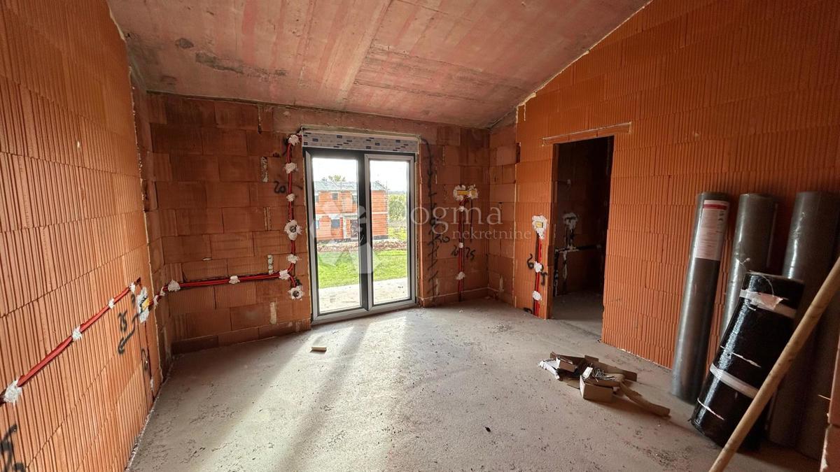 NOVOZGRAJENA POL-SAMOSTOJNA VILA V BLIZINI POREČA