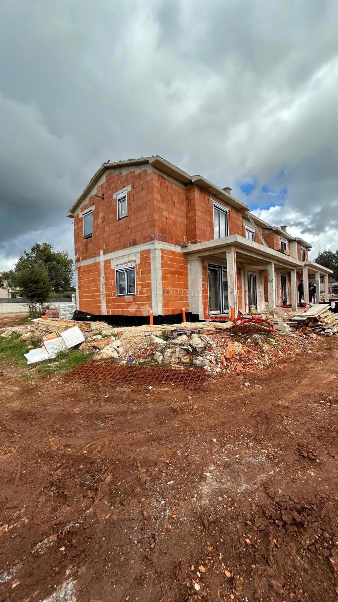 NOVOZGRAJENA POL-SAMOSTOJNA VILA V BLIZINI POREČA