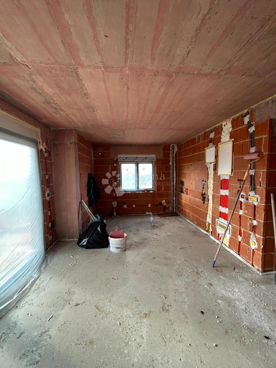 NOVOZGRAJENA POL-SAMOSTOJNA VILA V BLIZINI POREČA