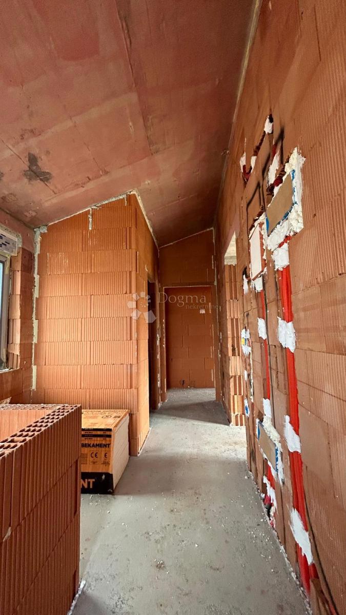 NOVOZGRAJENA POL-SAMOSTOJNA VILA V BLIZINI POREČA