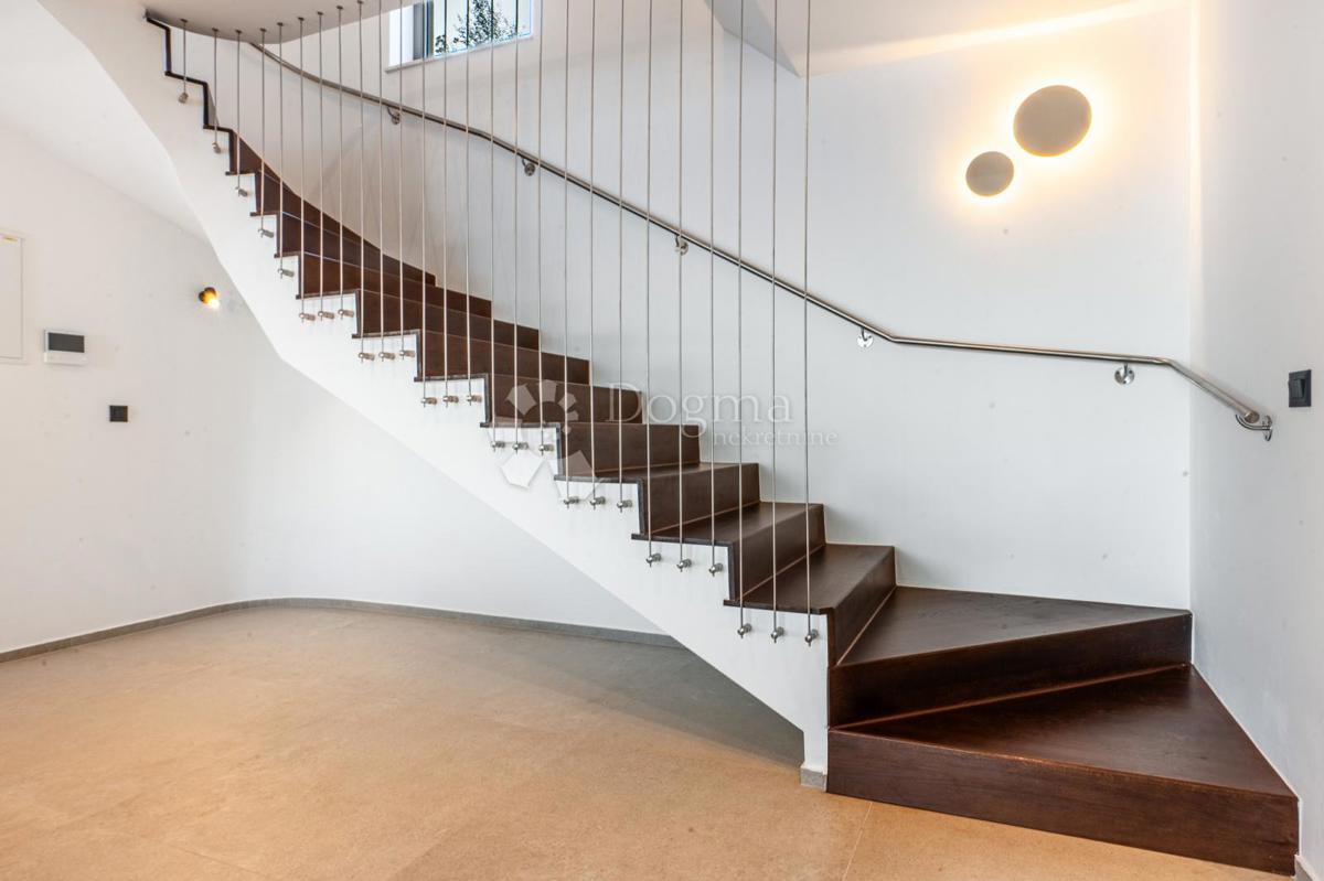 ODLIČNA MODERNA VILA S PANORAMSKIM RAZGLEDOM NA KVARNER