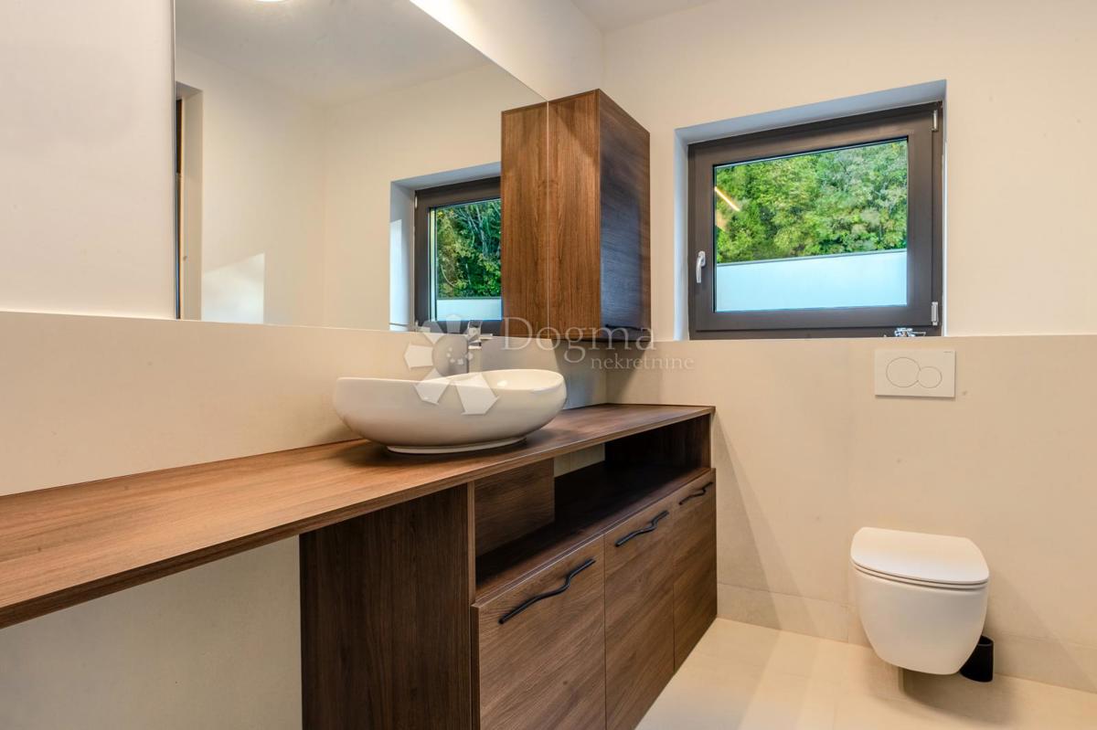 ODLIČNA MODERNA VILA S PANORAMSKIM RAZGLEDOM NA KVARNER