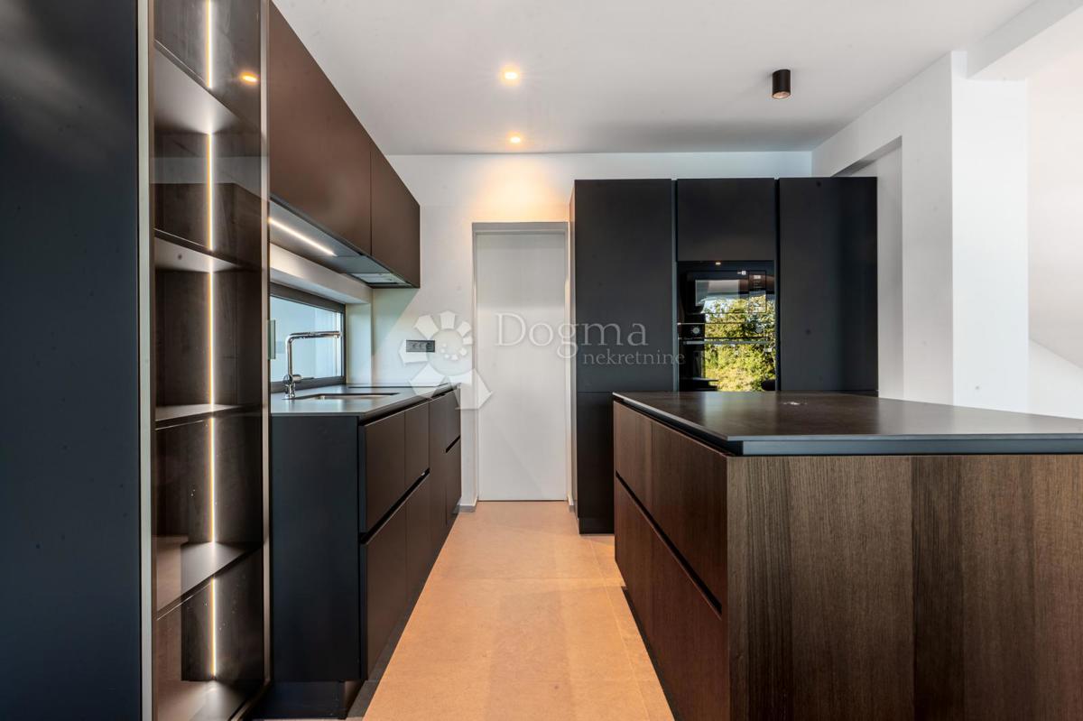 ODLIČNA MODERNA VILA S PANORAMSKIM RAZGLEDOM NA KVARNER