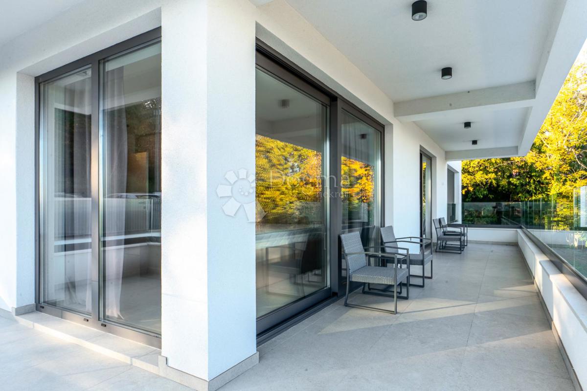 ODLIČNA MODERNA VILA S PANORAMSKIM RAZGLEDOM NA KVARNER