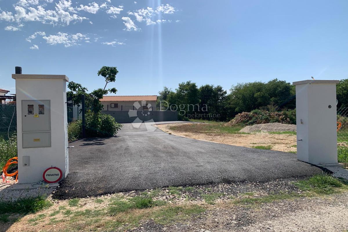 Zemljišče Kanfanar, 2.352m2