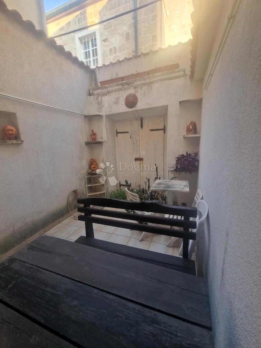 Očarljiva hiša z dvoriščem v središču Paga