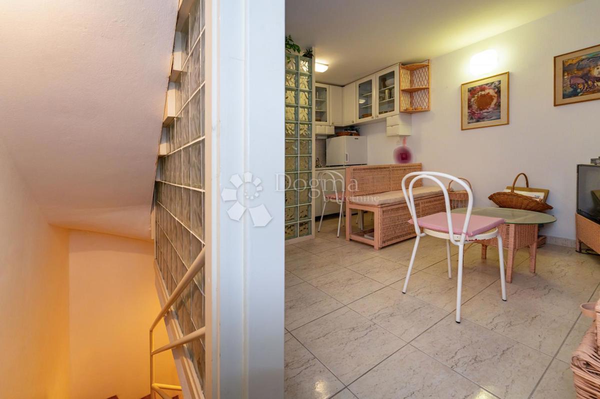 Očarljiva hiša z dvoriščem v središču Paga