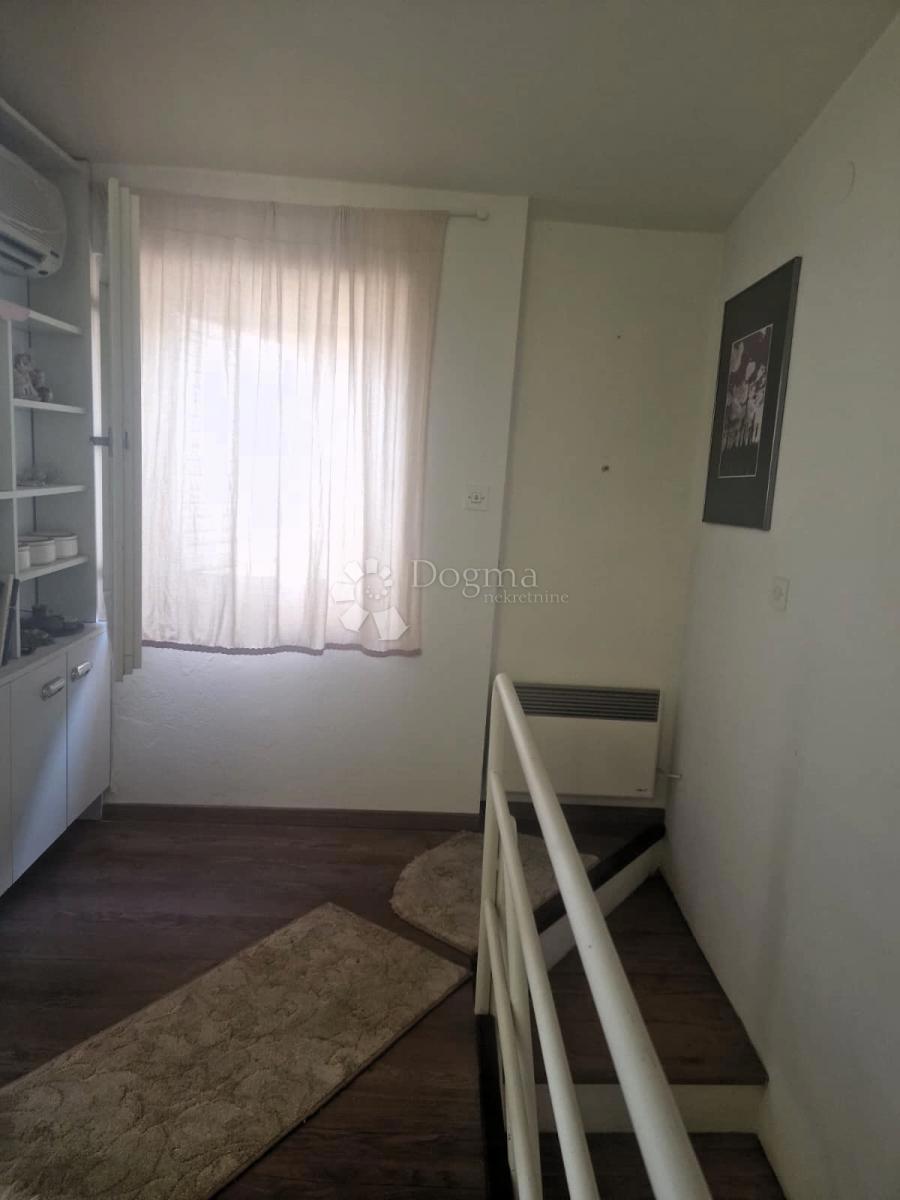 Očarljiva hiša z dvoriščem v središču Paga