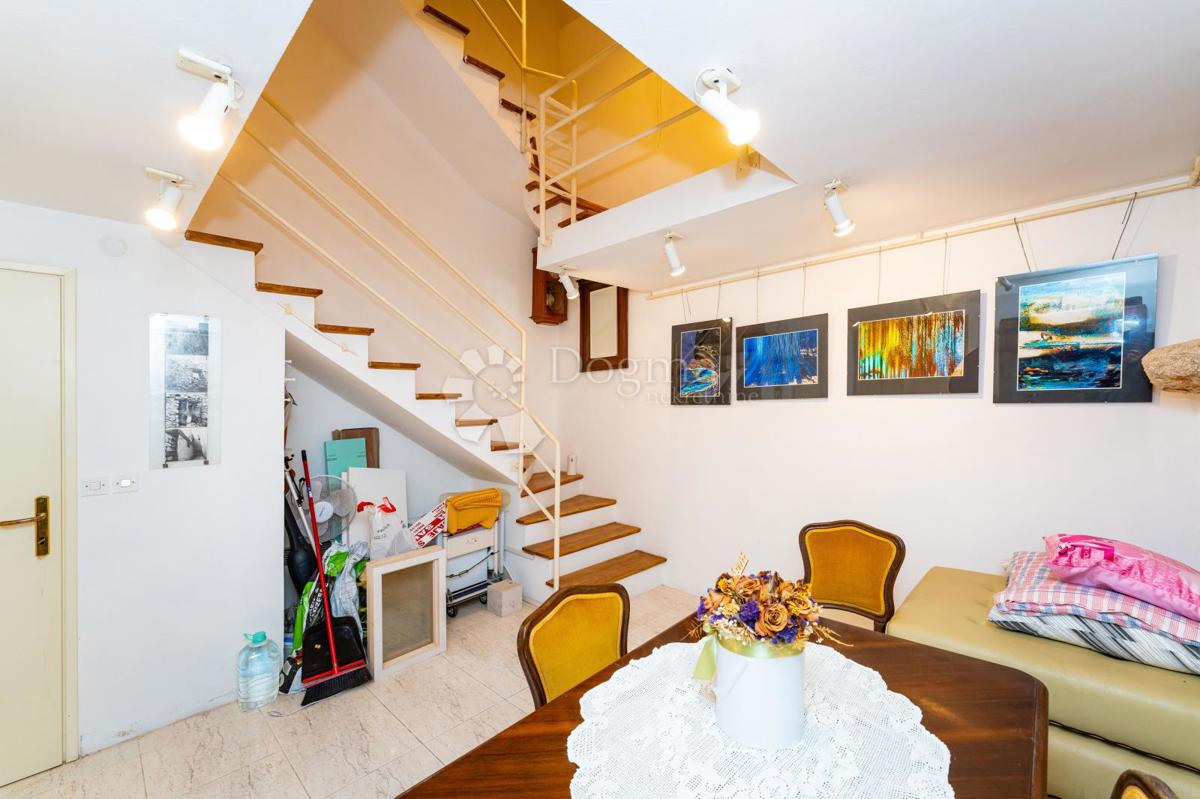 Očarljiva hiša z dvoriščem v središču Paga