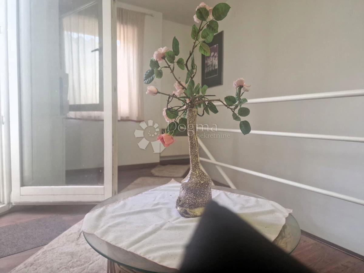 Očarljiva hiša z dvoriščem v središču Paga