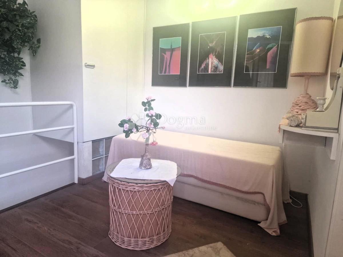 Očarljiva hiša z dvoriščem v središču Paga