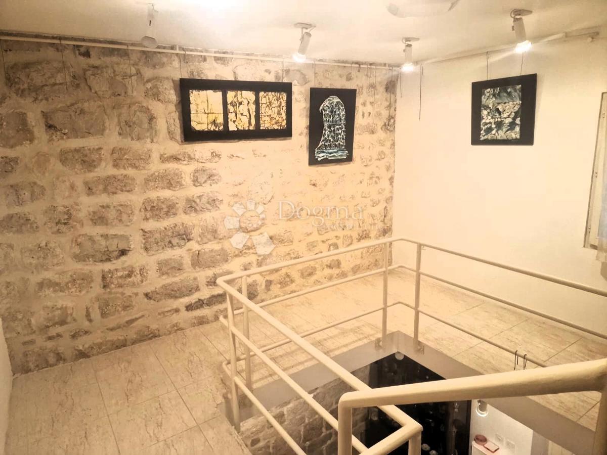 Očarljiva hiša z dvoriščem v središču Paga