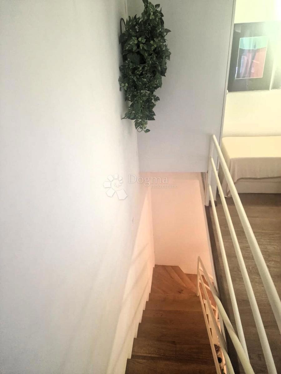 Očarljiva hiša z dvoriščem v središču Paga