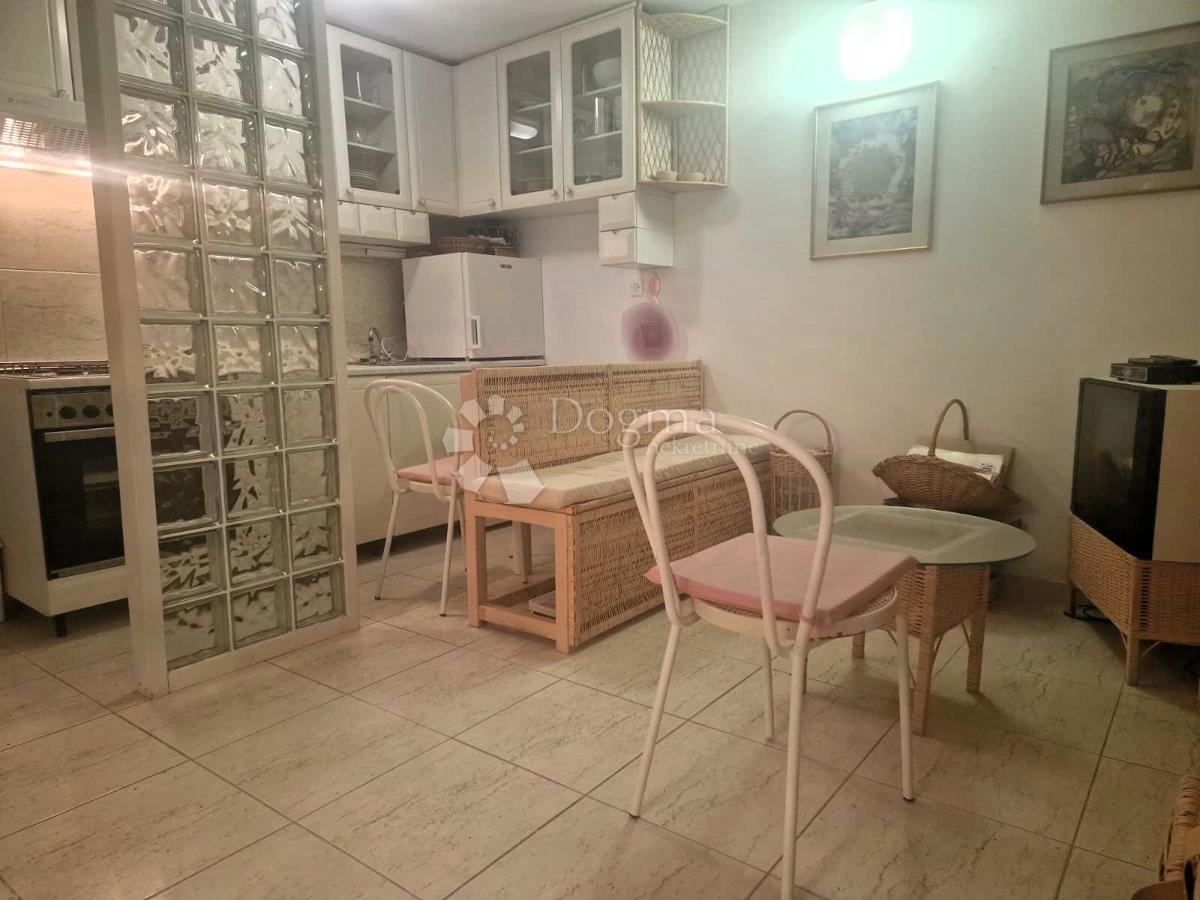 Očarljiva hiša z dvoriščem v središču Paga