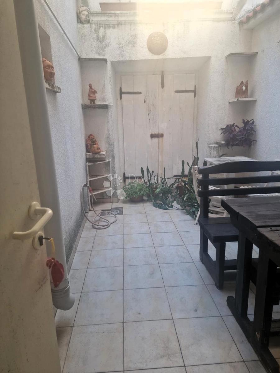 Očarljiva hiša z dvoriščem v središču Paga