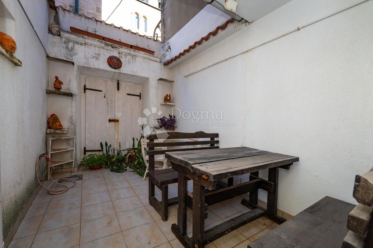 Očarljiva hiša z dvoriščem v središču Paga