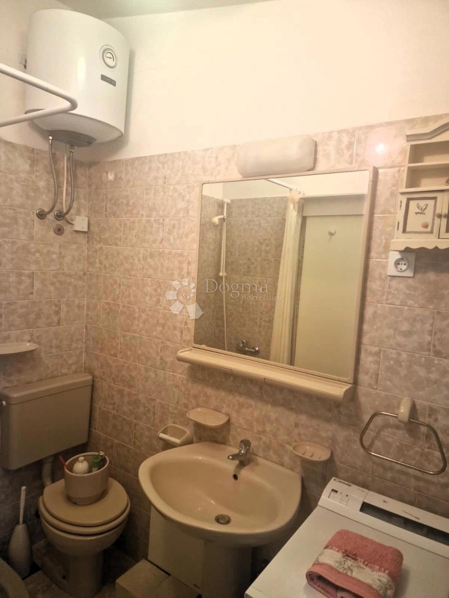 Očarljiva hiša z dvoriščem v središču Paga