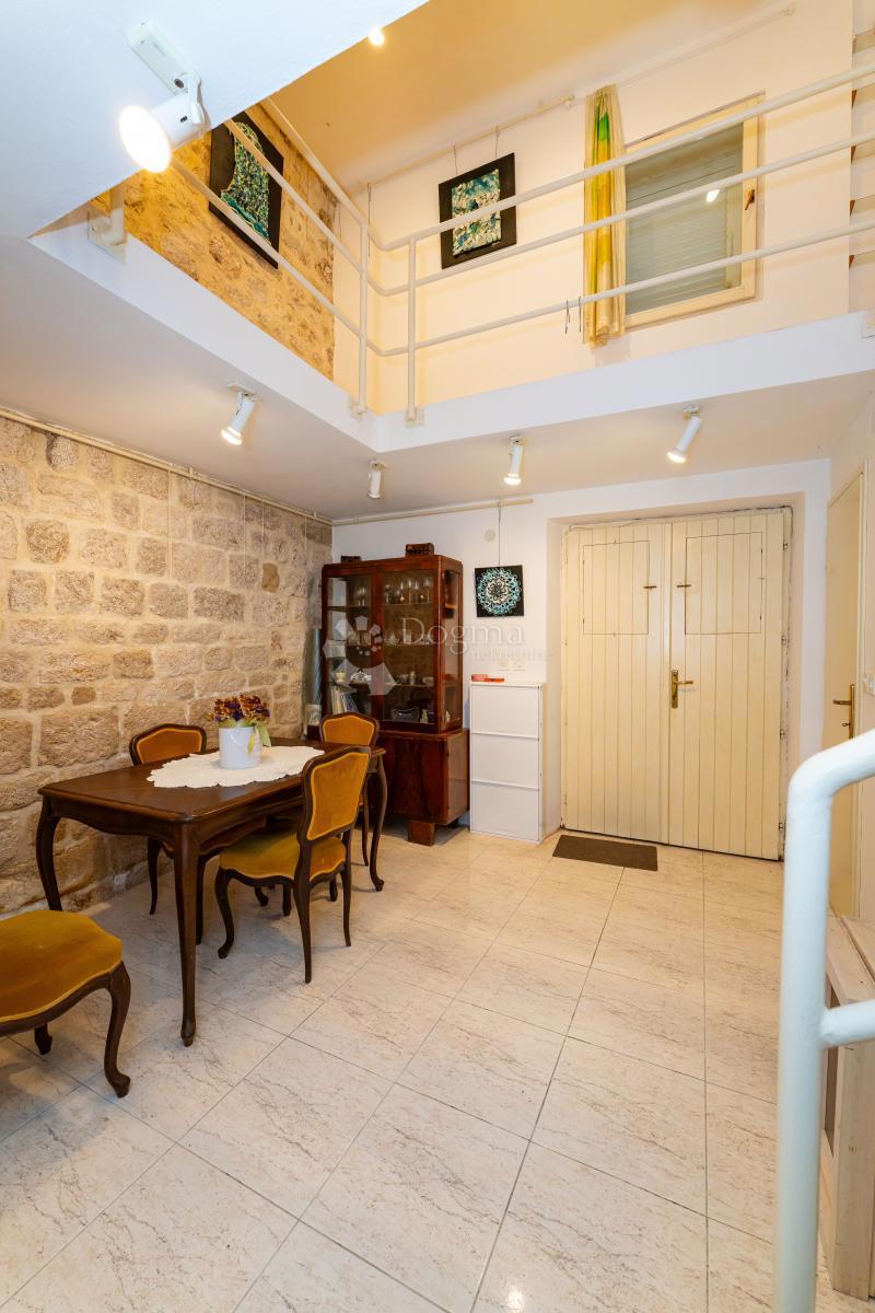 Očarljiva hiša z dvoriščem v središču Paga