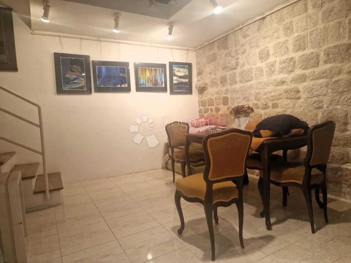 Očarljiva hiša z dvoriščem v središču Paga