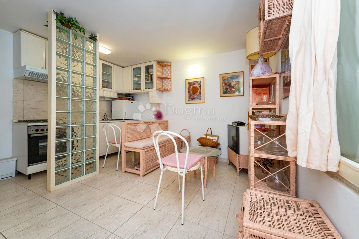 Očarljiva hiša z dvoriščem v središču Paga