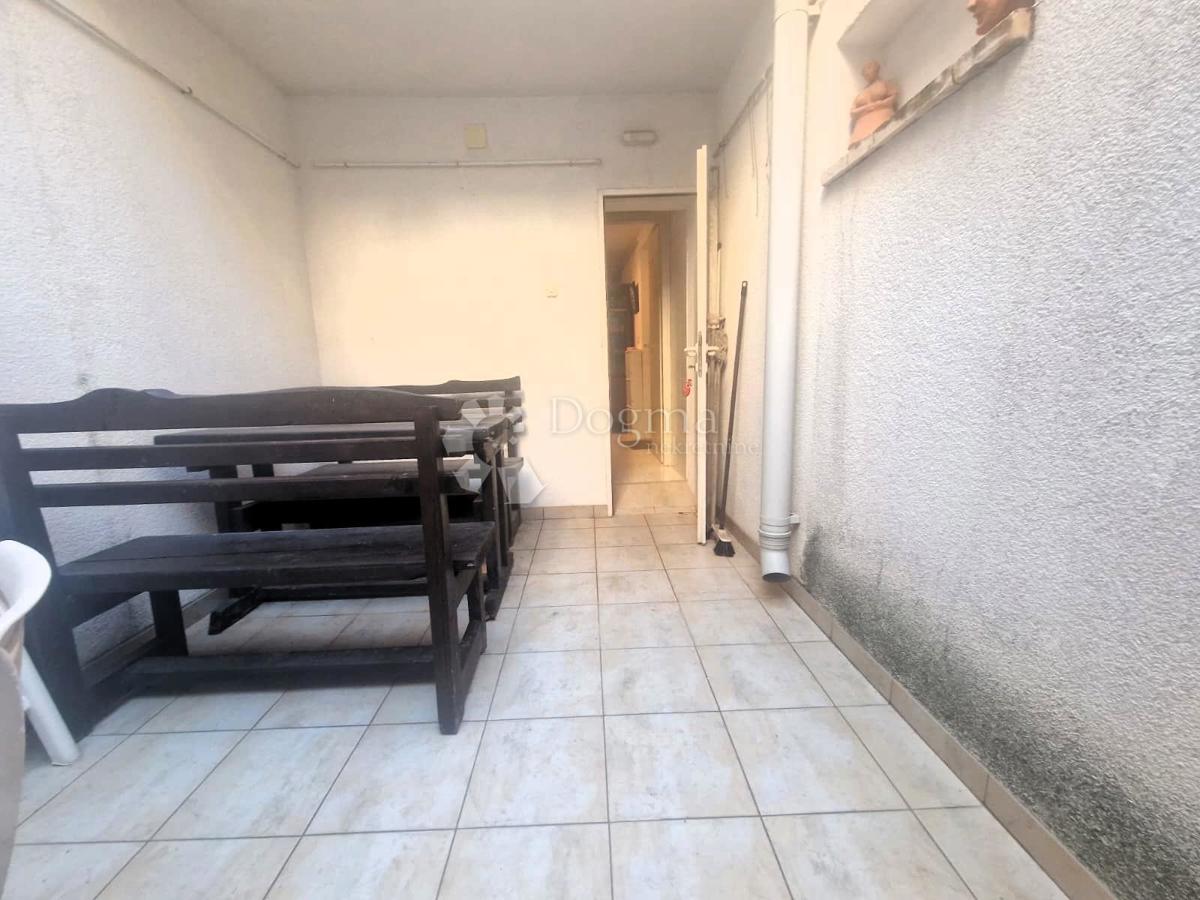 Očarljiva hiša z dvoriščem v središču Paga