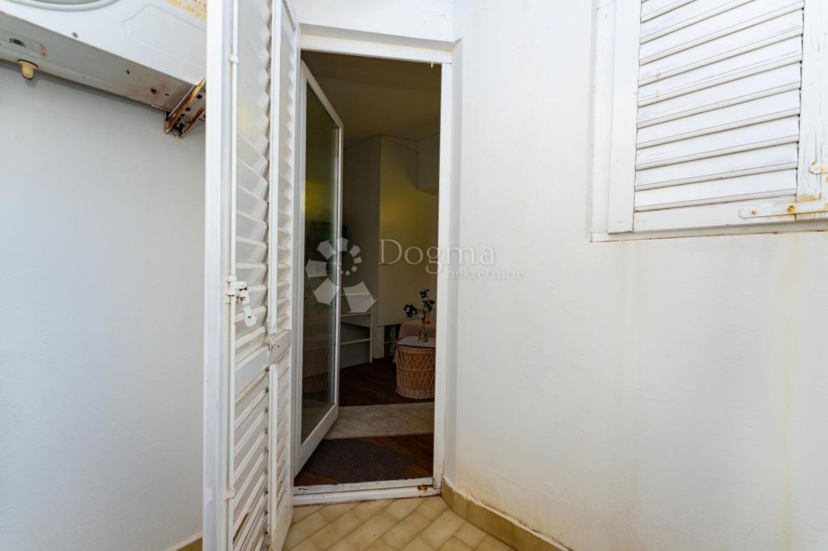 Očarljiva hiša z dvoriščem v središču Paga