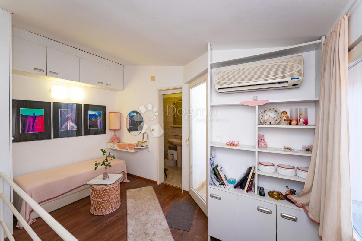 Očarljiva hiša z dvoriščem v središču Paga