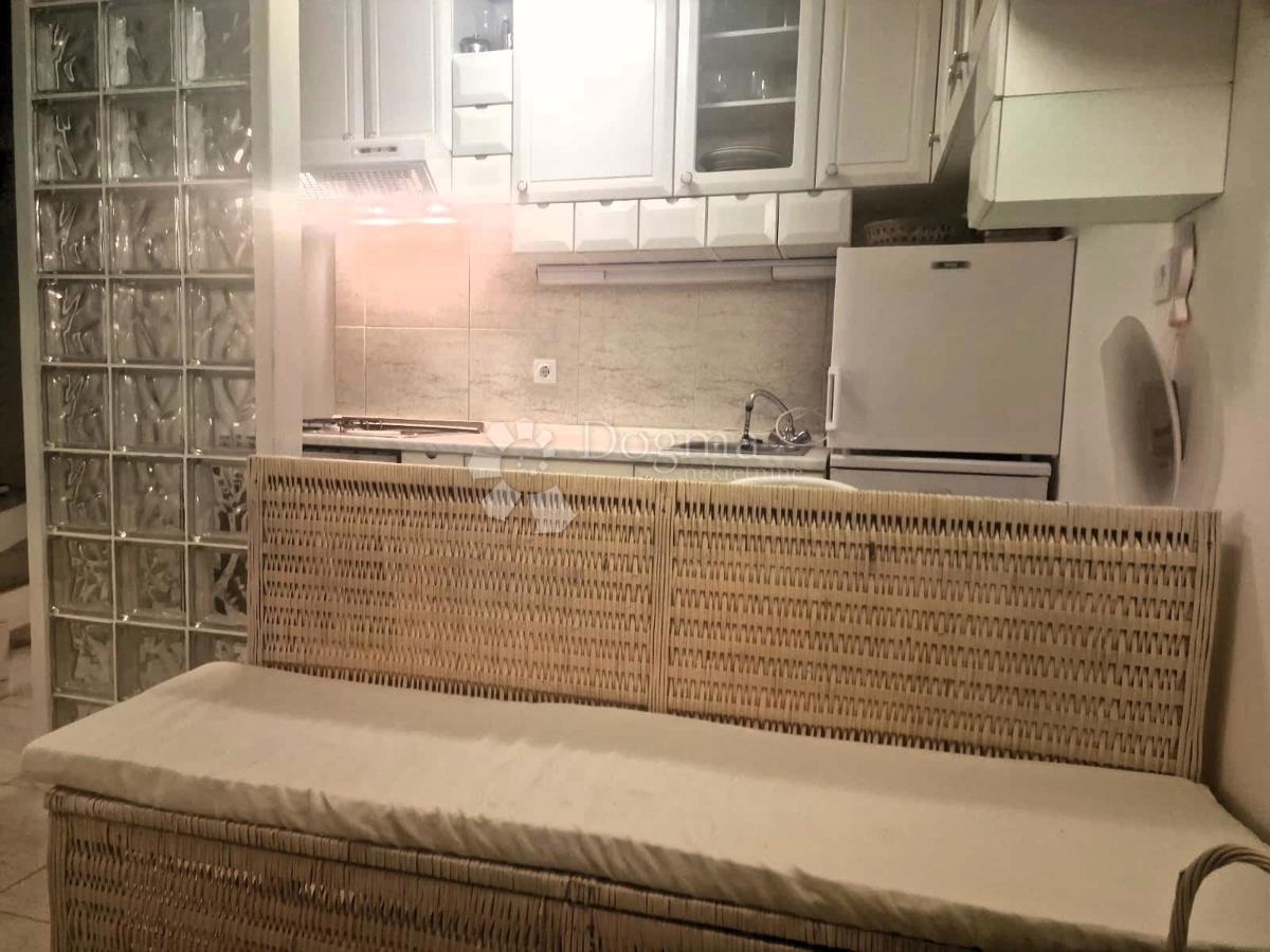 Očarljiva hiša z dvoriščem v središču Paga