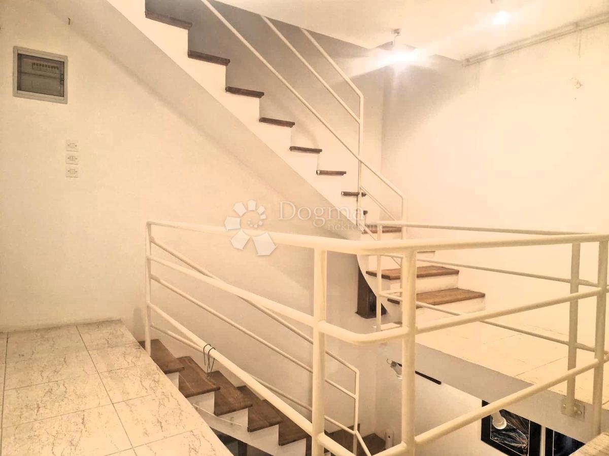 Očarljiva hiša z dvoriščem v središču Paga