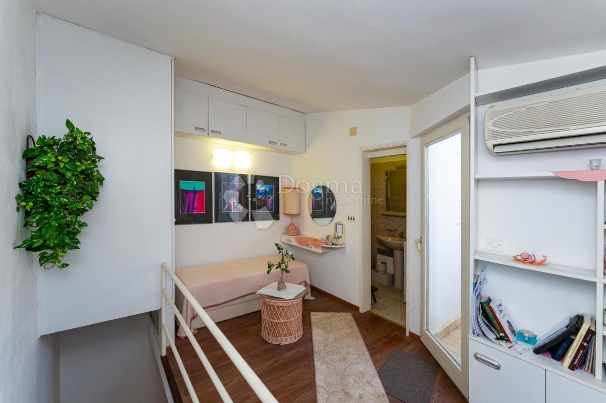 Očarljiva hiša z dvoriščem v središču Paga