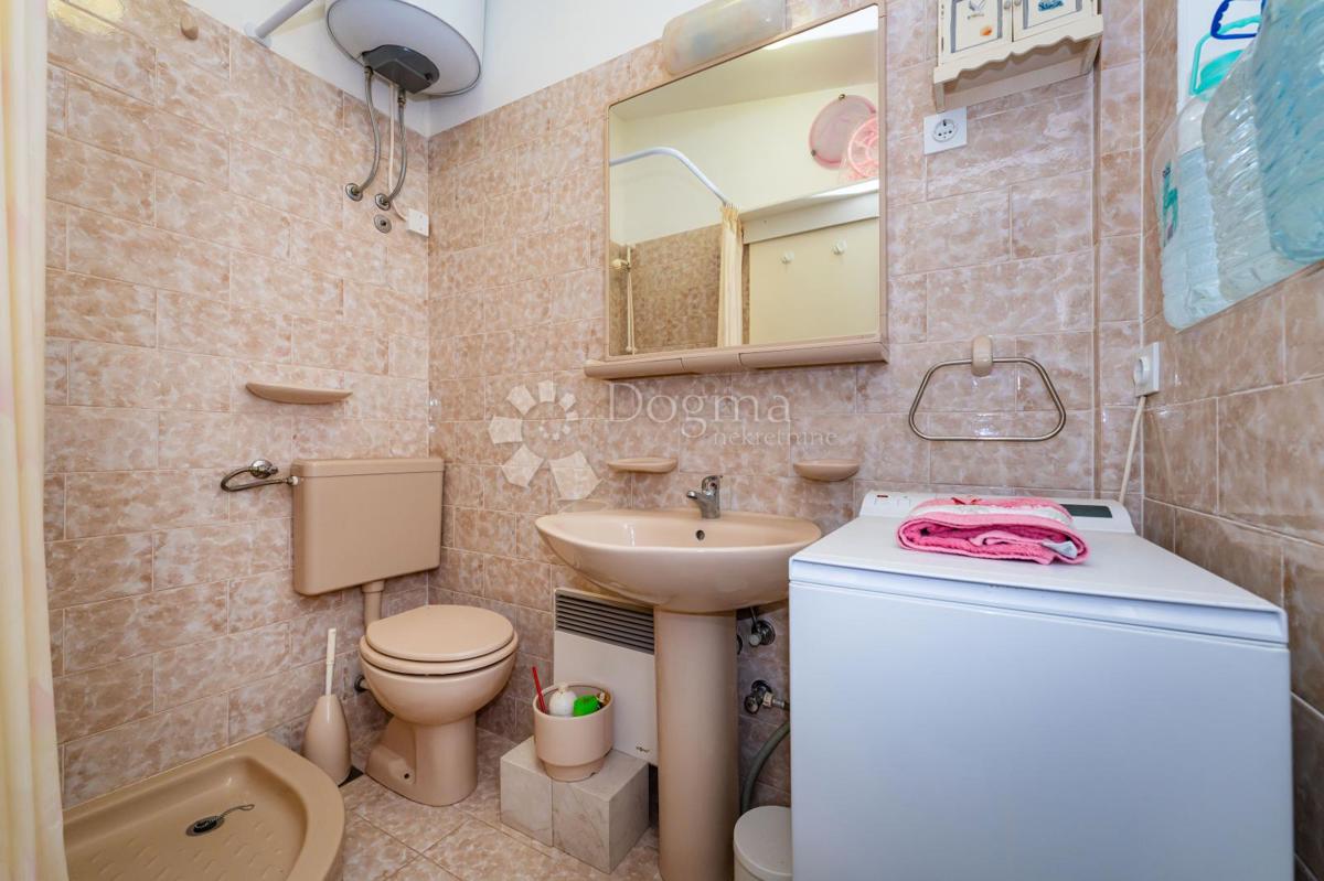 Očarljiva hiša z dvoriščem v središču Paga