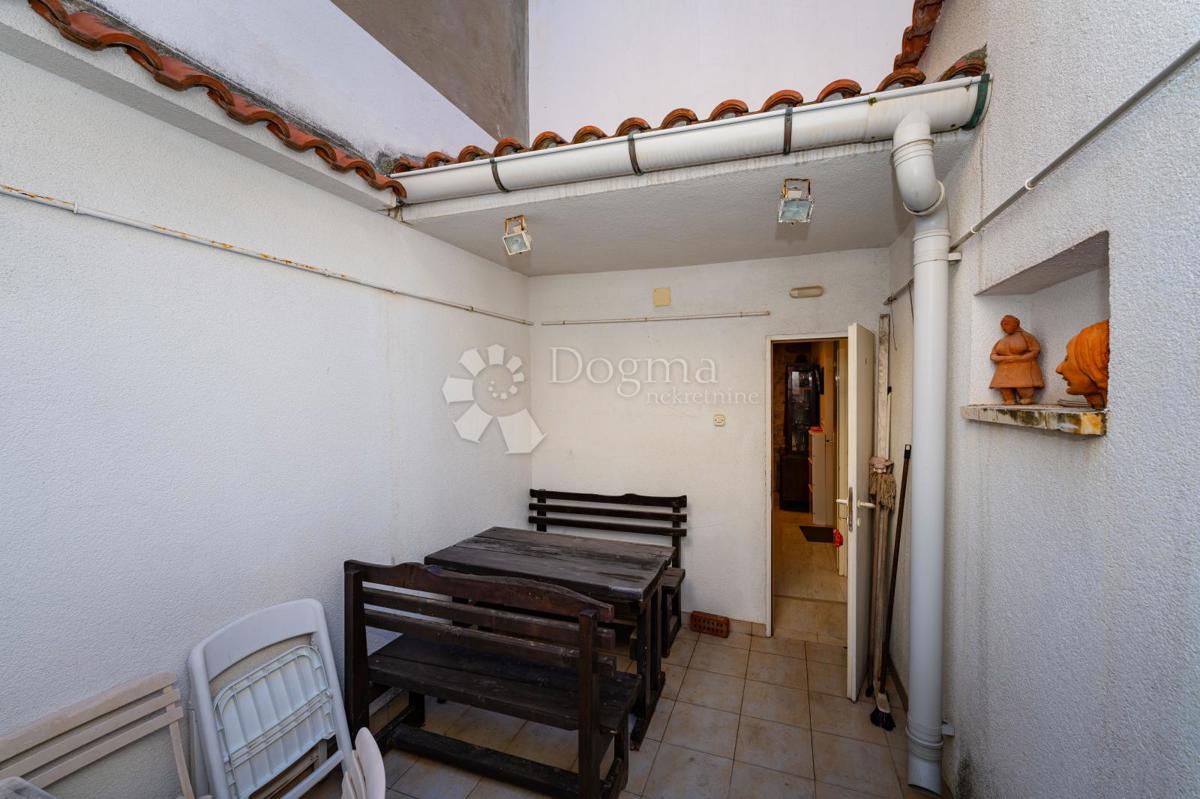 Očarljiva hiša z dvoriščem v središču Paga