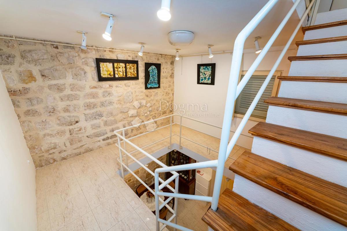 Očarljiva hiša z dvoriščem v središču Paga