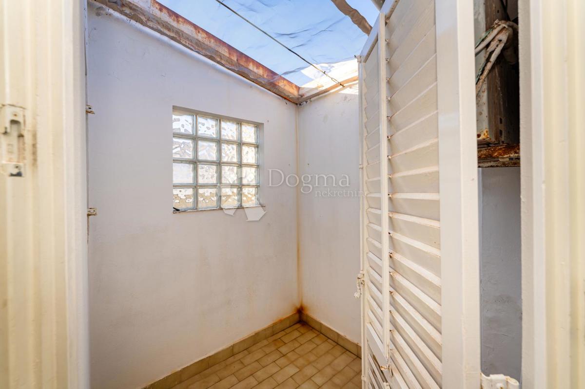 Očarljiva hiša z dvoriščem v središču Paga