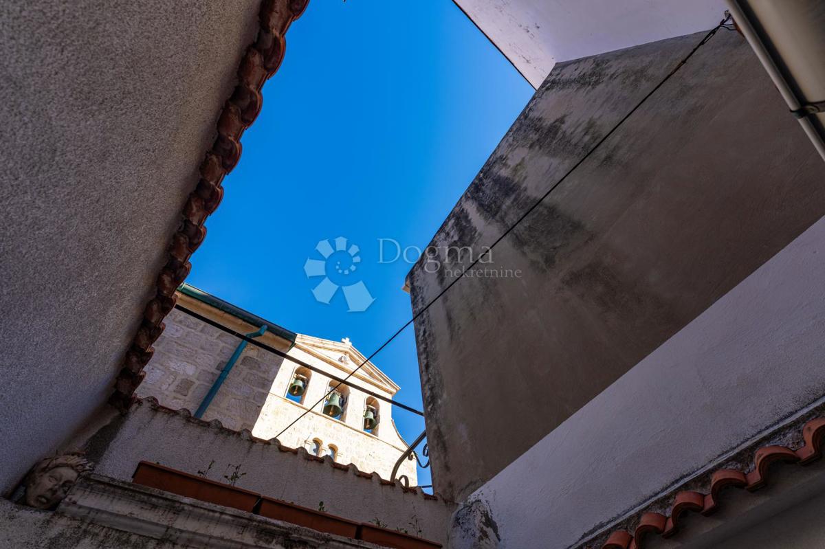 Očarljiva hiša z dvoriščem v središču Paga