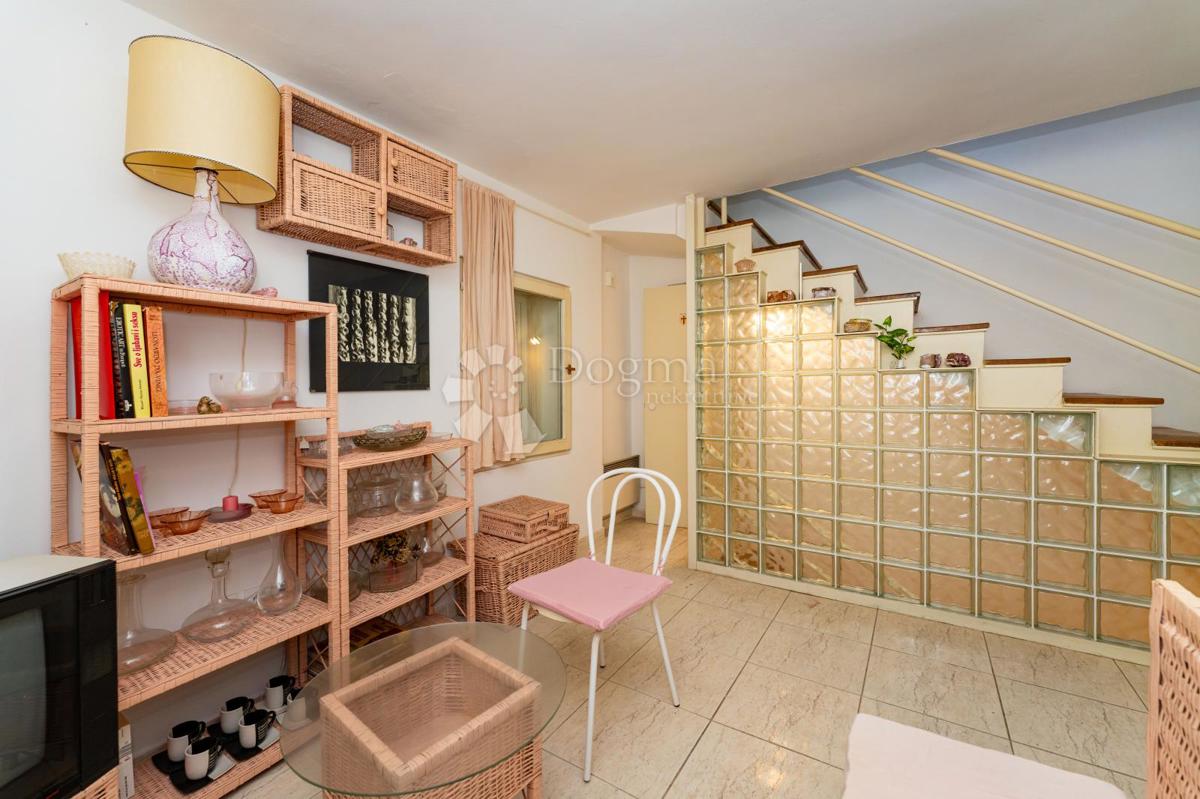 Očarljiva hiša z dvoriščem v središču Paga