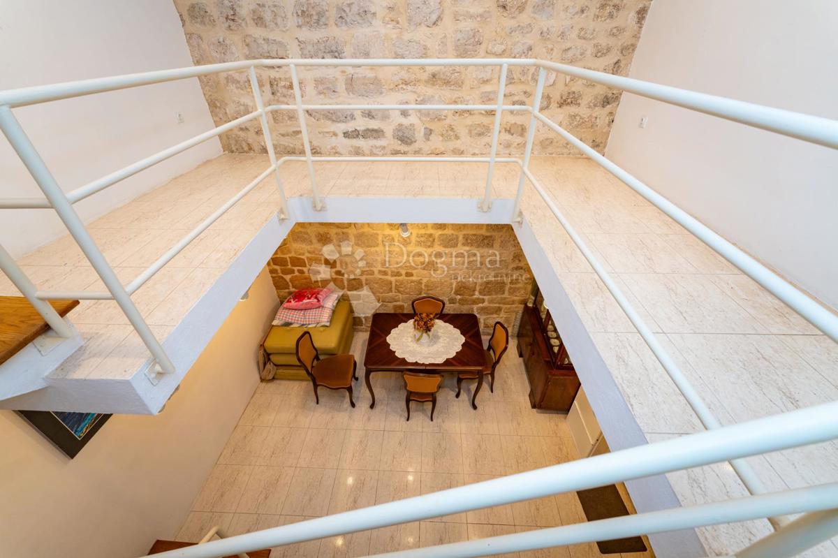 Očarljiva hiša z dvoriščem v središču Paga