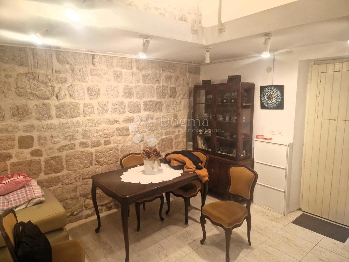 Očarljiva hiša z dvoriščem v središču Paga